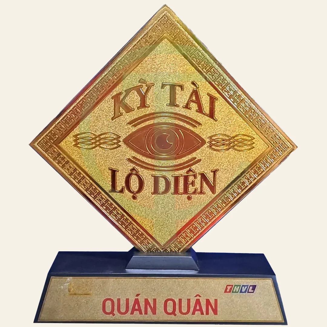 Cúp quán quân chương trình Kỳ Tài Lộ Diện do TC Handcraft chế tác