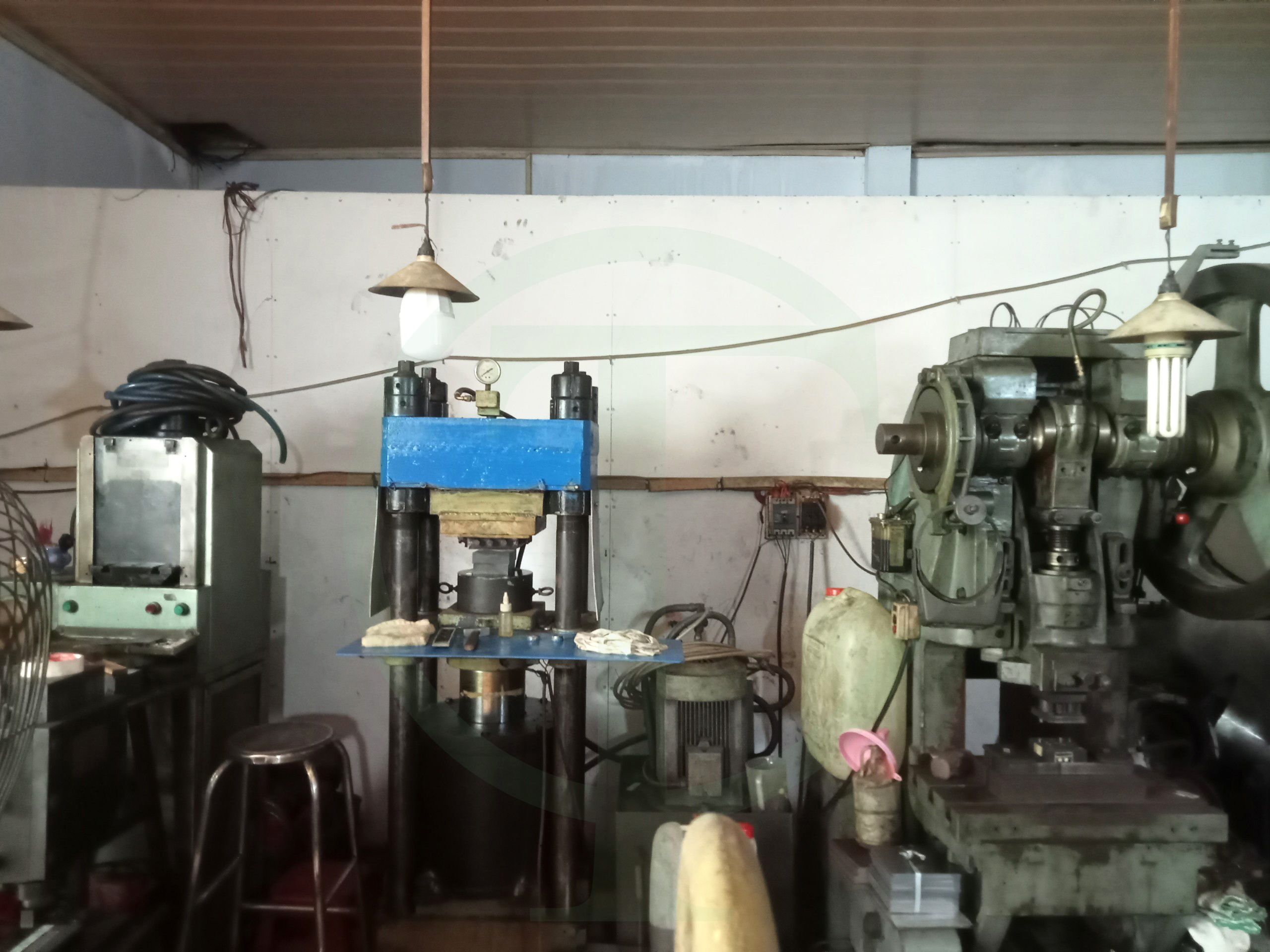 Máy dập thuỷ lực 250 tấn