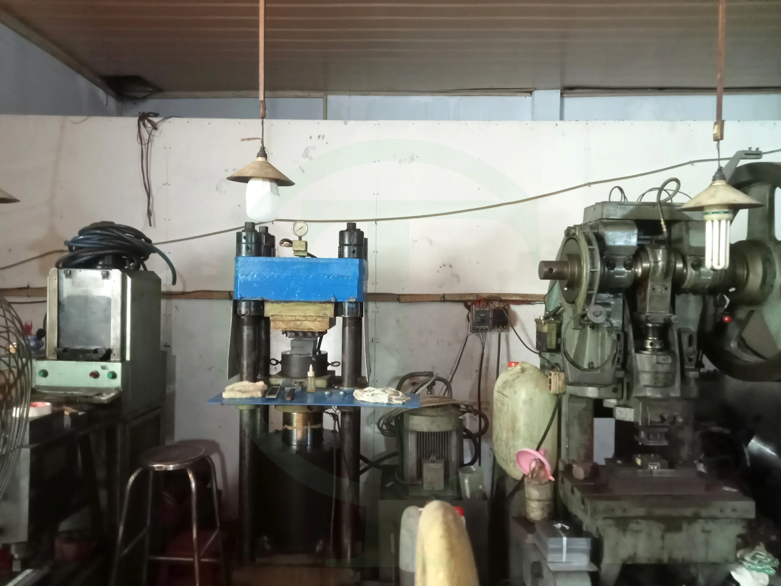 Máy dập thuỷ lực 250 tấn